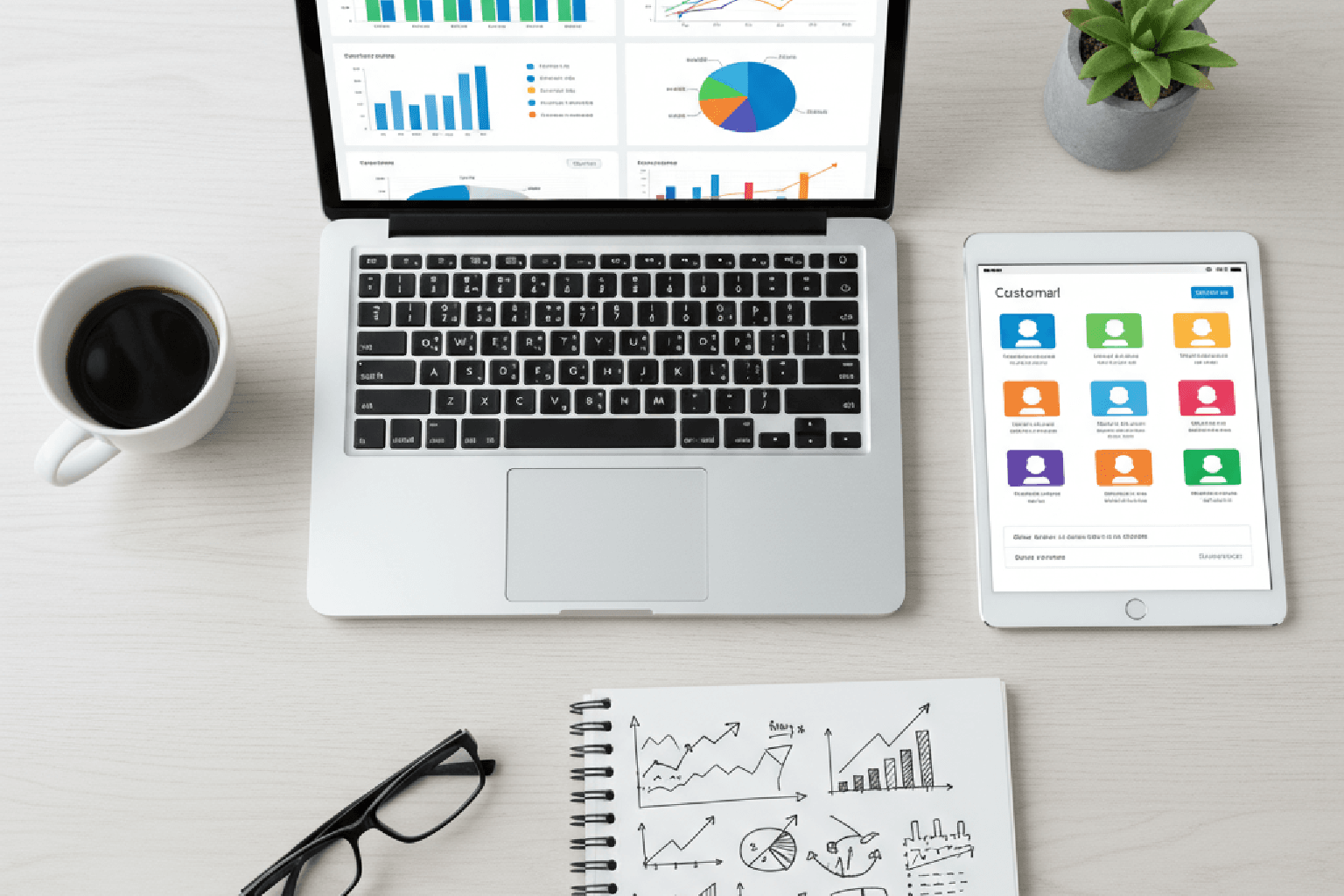 Um laptop exibindo um dashboard de vendas em uma mesa de trabalho, simbolizando o uso de inteligência de mercado para e-commerce.